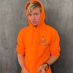 ISO: IF YOU HAVE THIS HOODIE IN A SIZE XL PLEASE MESSAGE ME!!